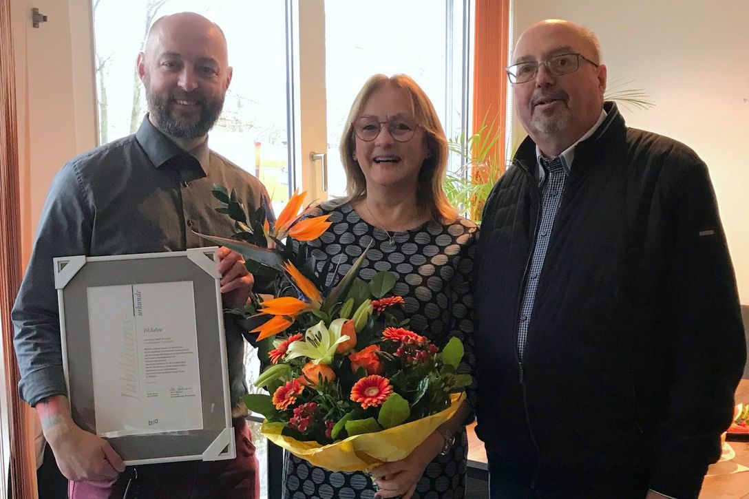 Glückwünsche für die Geschäftsführung des ambulanten Pflegedienstes: Petra Petermann, Pascal Schütt und bpa-Landesreferent Uwe Mahrla (rechts)