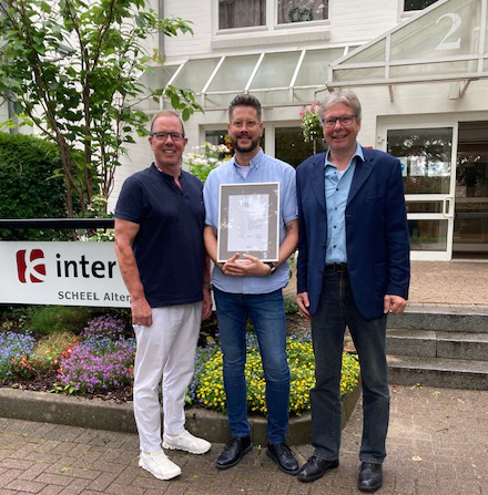 Einrichtungsleiter Sven Hoth (Mitte) nahm die Ehrenurkunde für 50 Jahre Mitgliedschaft entgegen. Überreicht wurde  sie von Hans-Jürgen Rüpcke (rechts), Vorstandsmitglied  der bpa-Landesgruppe Schleswig-Holstein, im Beisein des  ehemaligen Geschäftsführers Gunnar Löwe.