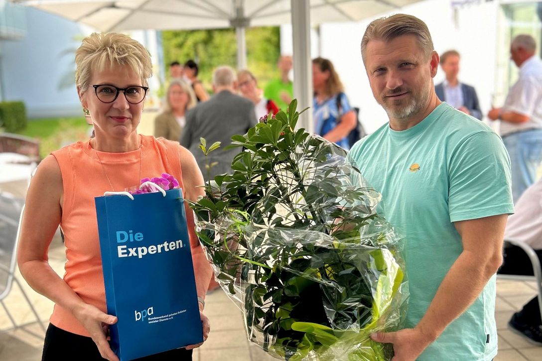 Geschäftsführerin Annett Koschmieder mit Calbes Bürgermeister Sven Hause