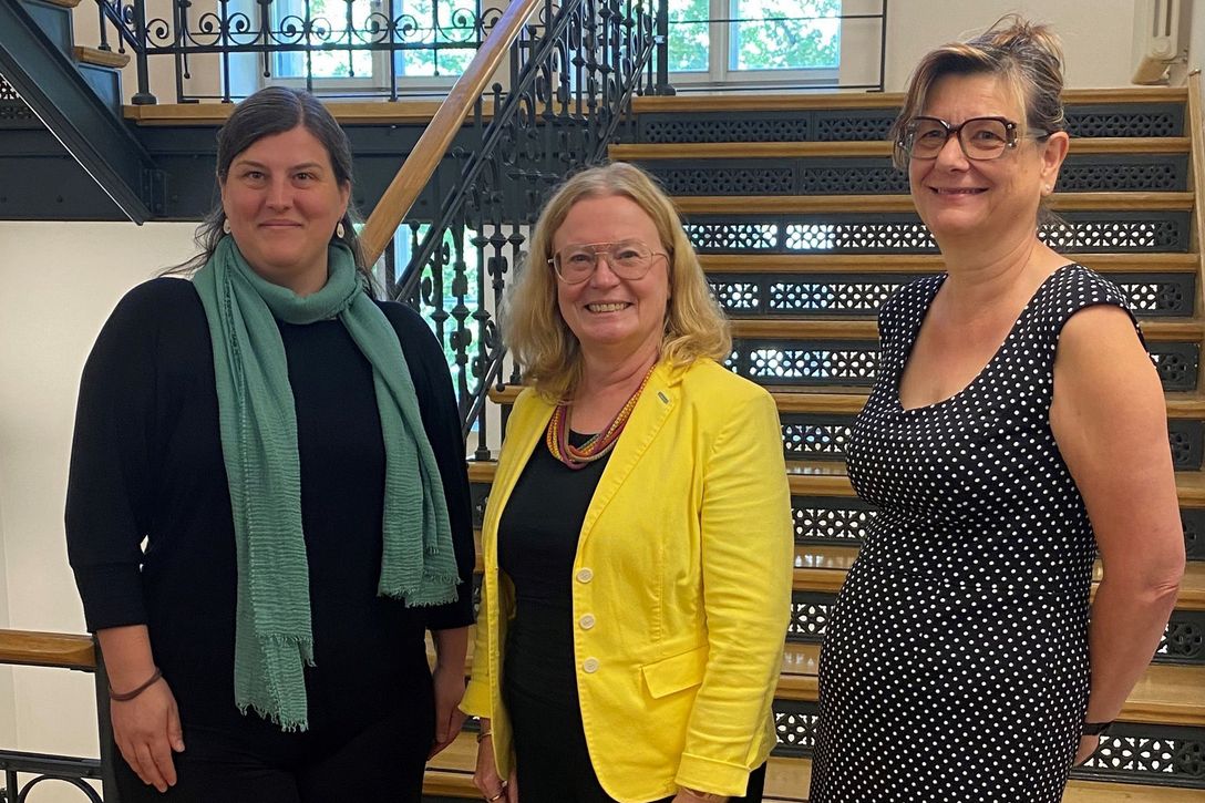 Staatssekretärin Dr. Friederike Haase (Mitte) mit der bpa-Landesvorsitzenden Simone Leske (rechts) und der Leiterin der bpa-Landesgeschäftsstelle Brandenburg, Sabrina Weiss