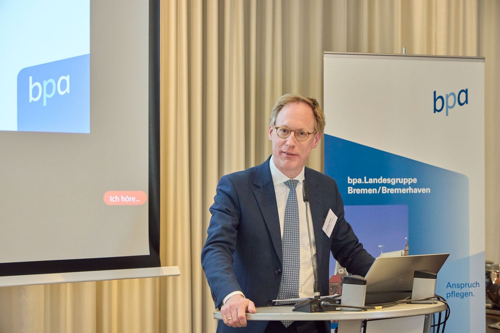 Cornelius Neumann-Redlin, Hauptgeschäftsführer der Unternehmensverbände im Lande Bremen e.V., sprach zum Wirtschaftsstandort Bremen und über die Bedeutung der Pflege