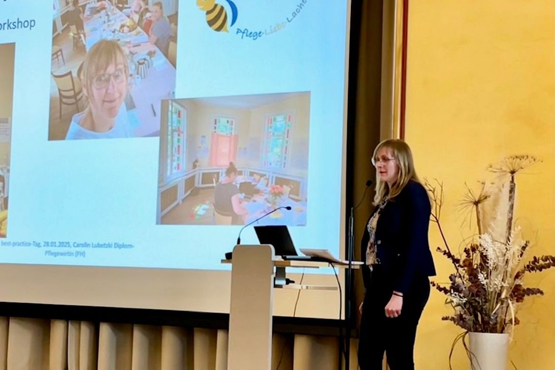 Carolin Lubetzki, Vorstandsmitglied der bpa-Landesgruppe M-V, berichtet von ihrem Projekt „Pflege, Liebe, Lache – Werteleben im Pflegealltag der Pflegebienchen“