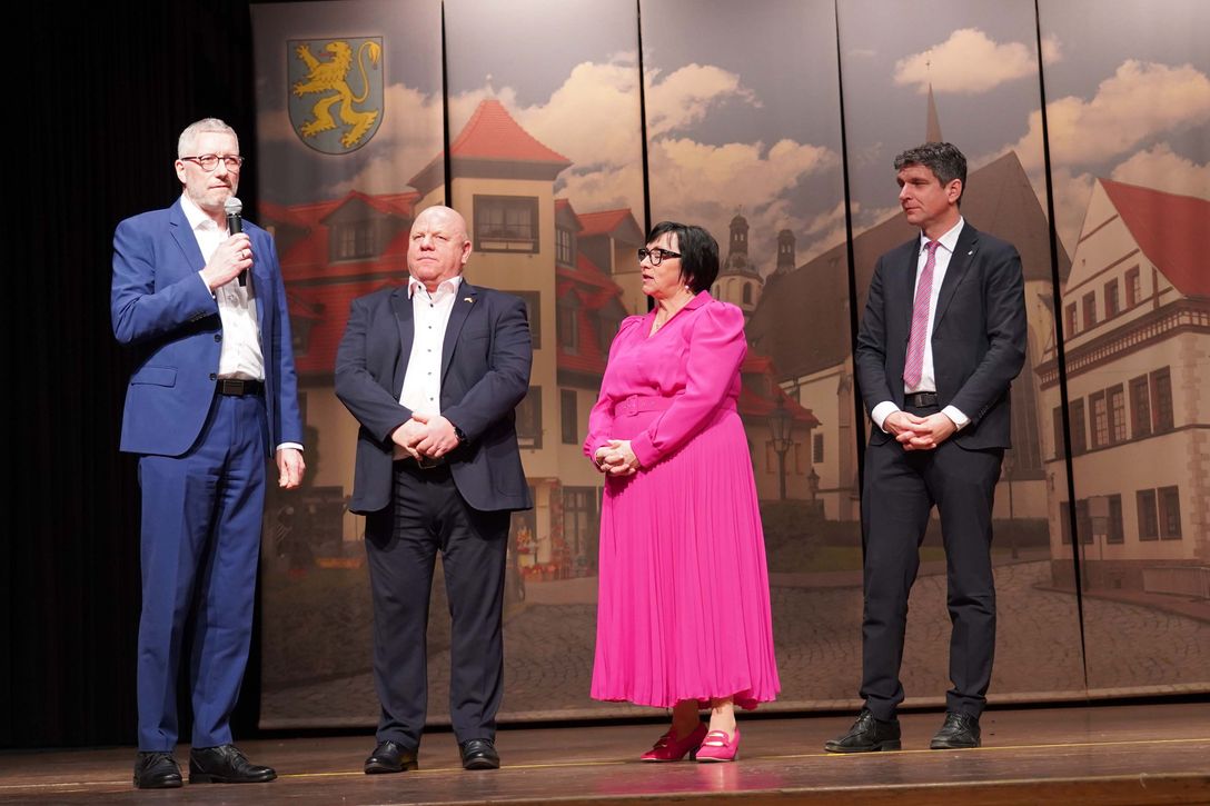 Von links: Maik Kunze (Bürgermeister der Stadt Groitzsch), Pflegeunternehmerehepaar Heiko und Doris Krumbholz sowie Henry Graichen (Landrat des Landkreises Leipzig)