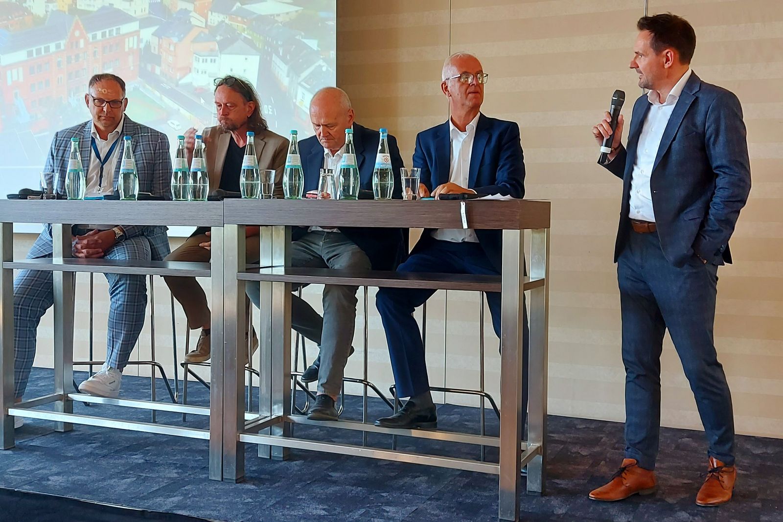 Dialogveranstaltung „Sichere Versorgung der Menschen in Rheinland-Pfalz“ mit (von  links): Christian Grimm (bpa-Vorstandsmitglied), Prof. Manfred Hülsken-Giesler (Universität Osnabrück), Joachim Speicher (Leiter der Abteilung Soziales im MASTD), Bernd  Meurer (bpa-Präsident und bpa-Landesvorsitzender RLP) sowie als Moderator Sven Wolfgram (bpa-Geschäftsführer und Geschäftsbereichsleiter ambulante Versorgung