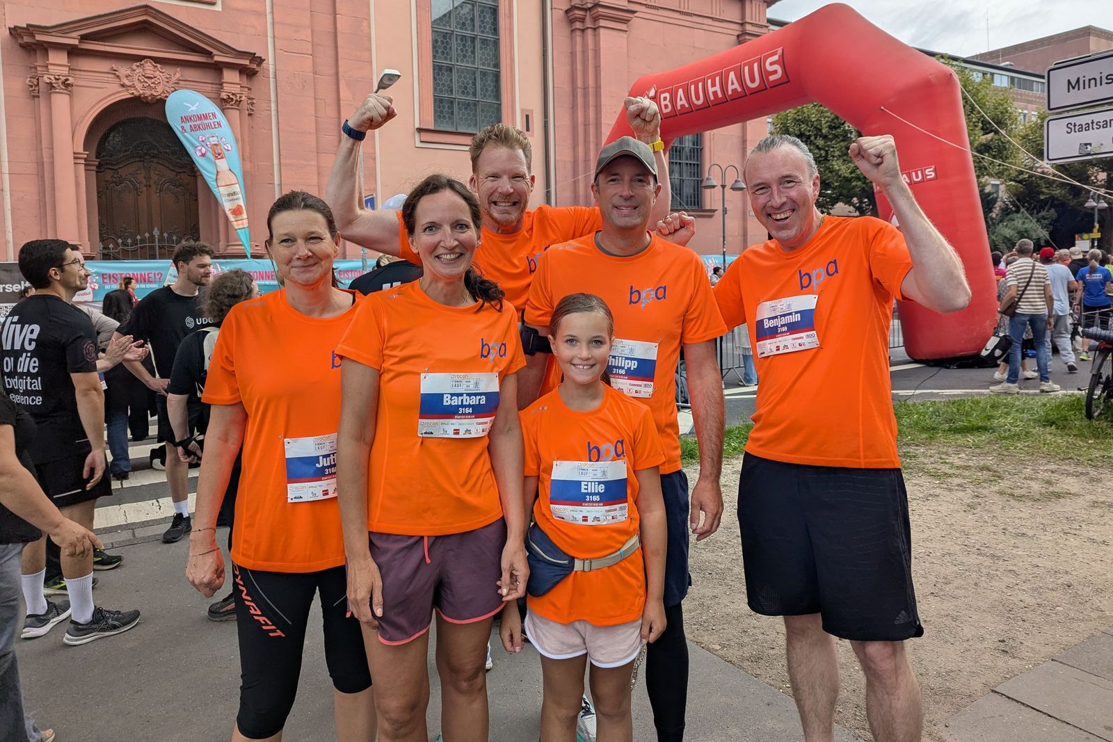 Beim Firmenlauf in Mainz mit vor der Partie (von links): Jutta Schier (Leiterin der bpa-Landesgeschäftsstelle), Barbara Goetsch (bpa-Landesreferentin), David Bohn (bpa-Vorstand), Ellie und Philipp Goetsch sowie Benjamin  Wegner (bpa-Vorstand).