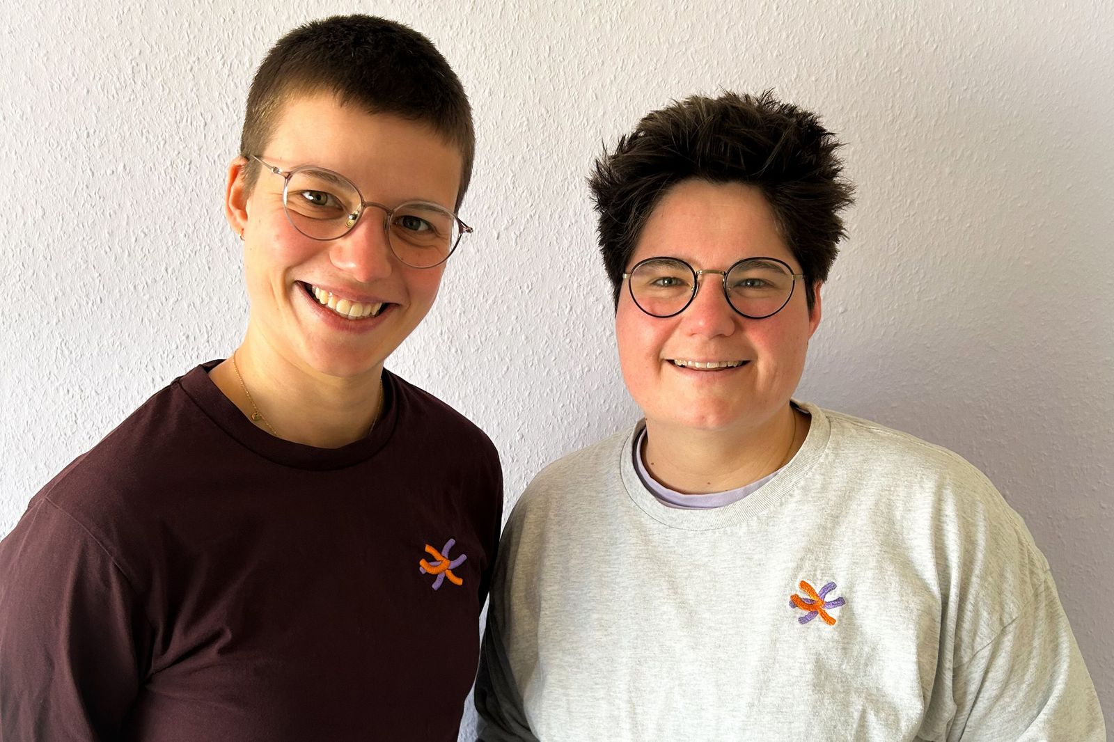 Führen seit einem Jahr den Pflegedienst „vielfältig“ in Bremen: Hannah (links) und Judith Burgmeier