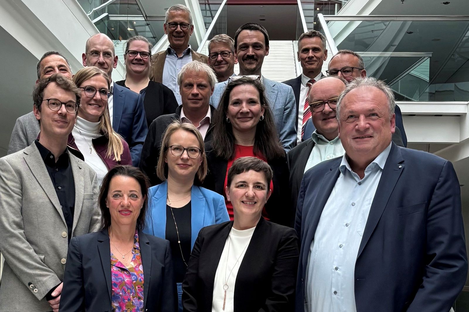 Gruppe aus Vertretern der Ministerien, Verbände, Heimaufsichten des MD Bayern und bpa mit dem Entbürokratisierungsbeauftragten Walter Nussel (rechts unten)
