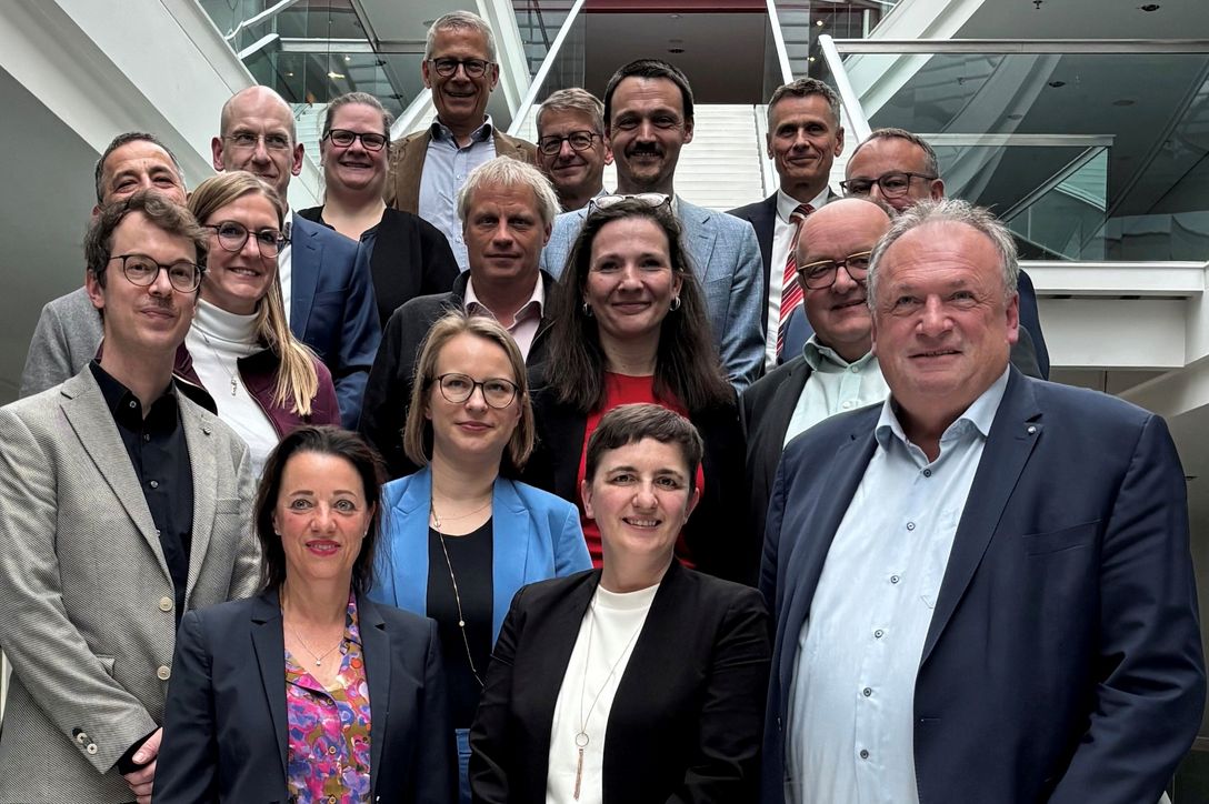 Gruppe aus Vertretern der Ministerien, Verbände, Heimaufsichten des MD Bayern und bpa mit dem Entbürokratisierungsbeauftragten Walter Nussel (rechts unten)