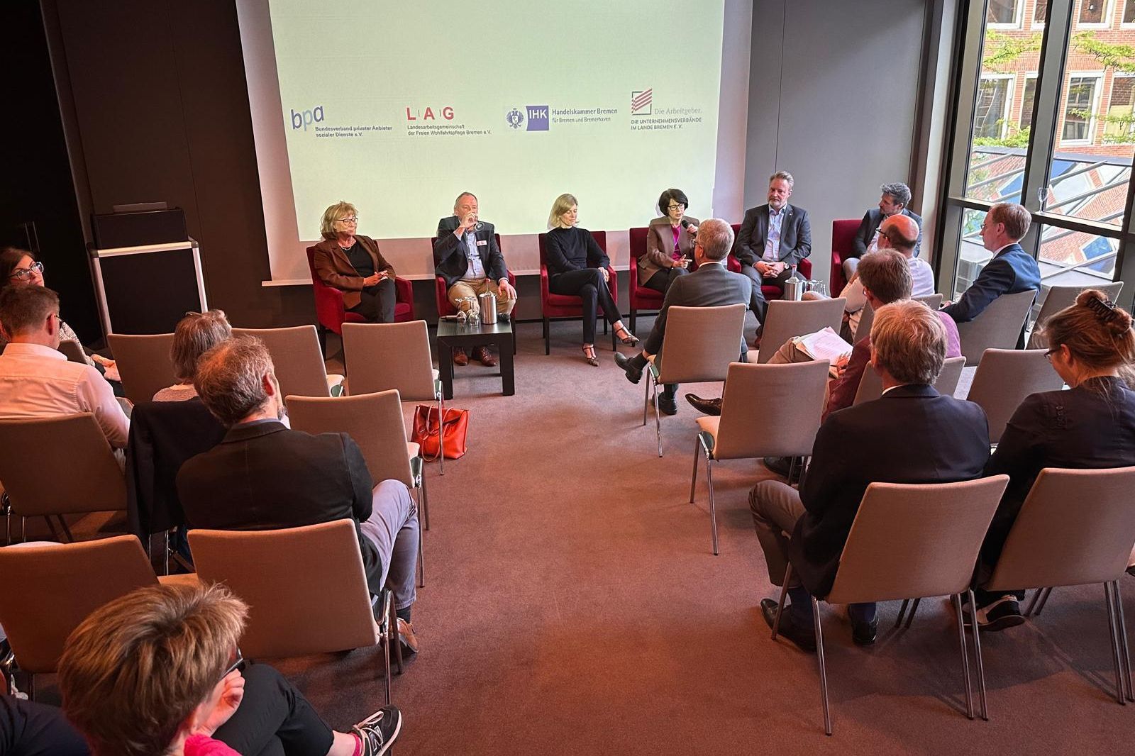 Podiumsdiskussion mit (v. l.): Prof. Dr. Irene Gerlach, Wissenschaftliche Leitung Forschungszentrum Familienpolitik, Martin Böckmann, Caritasdirektor Landesarbeitsgemeinschaft freie Wohlfahrtspflege, Ulrike Wagner, Personalleiterin Bremer Straßenbahn AG, Claudia Bernhard, Senatorin für Gesundheit, Frauen und Verbraucherschutz, Sven Beyer, bpa-Landesvorsitzender.