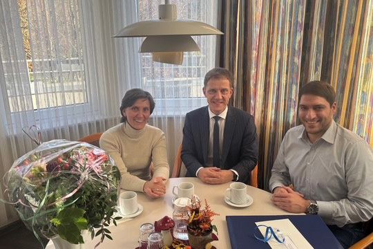 Die Geschwister Sandra Ludwig und Henning Küker mit bpa-Landesreferent Marco Battmer, der die Glückwünsche des bpa zum 45-jährigen bpa-Mitgliedsjubiläum überbrachte.
