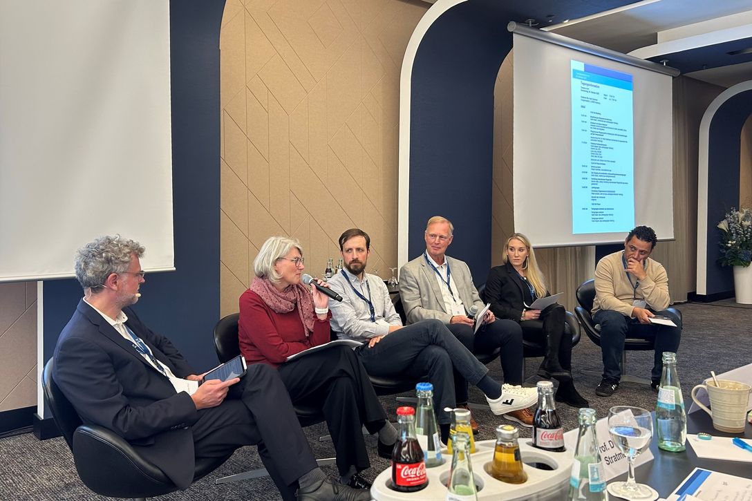 Podiumsdiskussion, Herr Wagner (3. von rechts) im Gespräch mit den gesundheitspolitischen Sprechern der Hamburger Bürgerschaftsfraktionen (von rechts): Deniz Celik (Die LINKE), Christin Christ (CDU), Linus Görg (GRÜNE), Claudia Loss (SPD), Jörn Strähler-Pohl (Freier Journalist, Moderation)