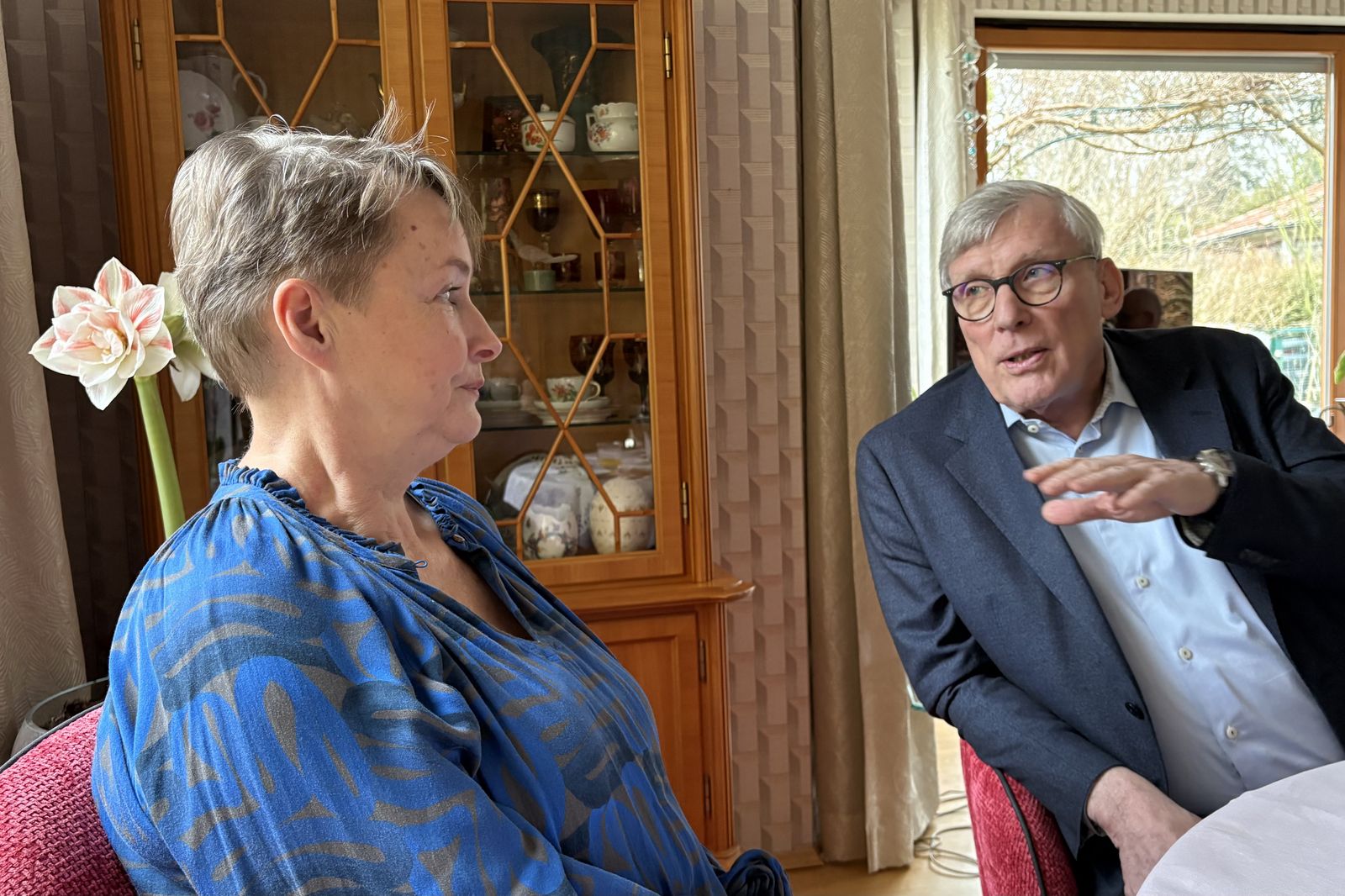 Im Gespräch: Sabine Zeinert (Sekretärin) und Christian Potthoff (ehemaliger Landesvorsitzender 2012 bis 2014)