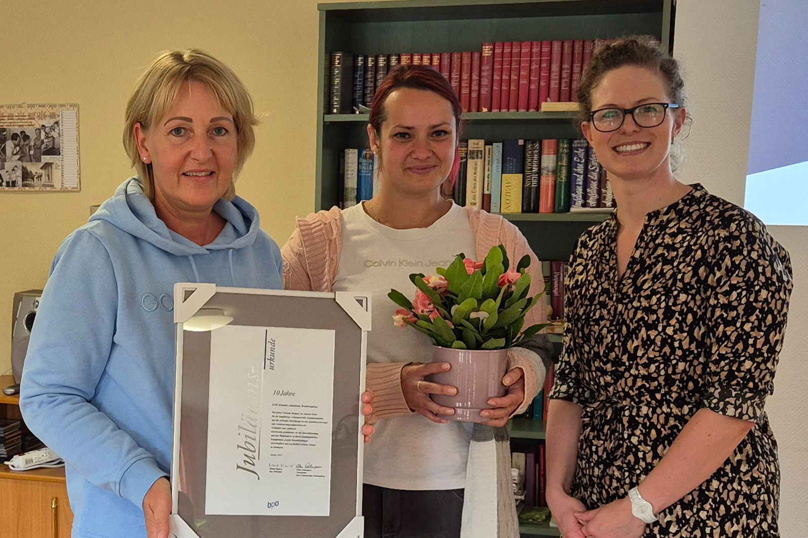 Anna Rudolph und Sandra Heitmann (ZAK Evelin  Funke) mit Sarah Kolbe (bpa-Landesreferentin),  die die Glückwünsche des bpa überbrachte
