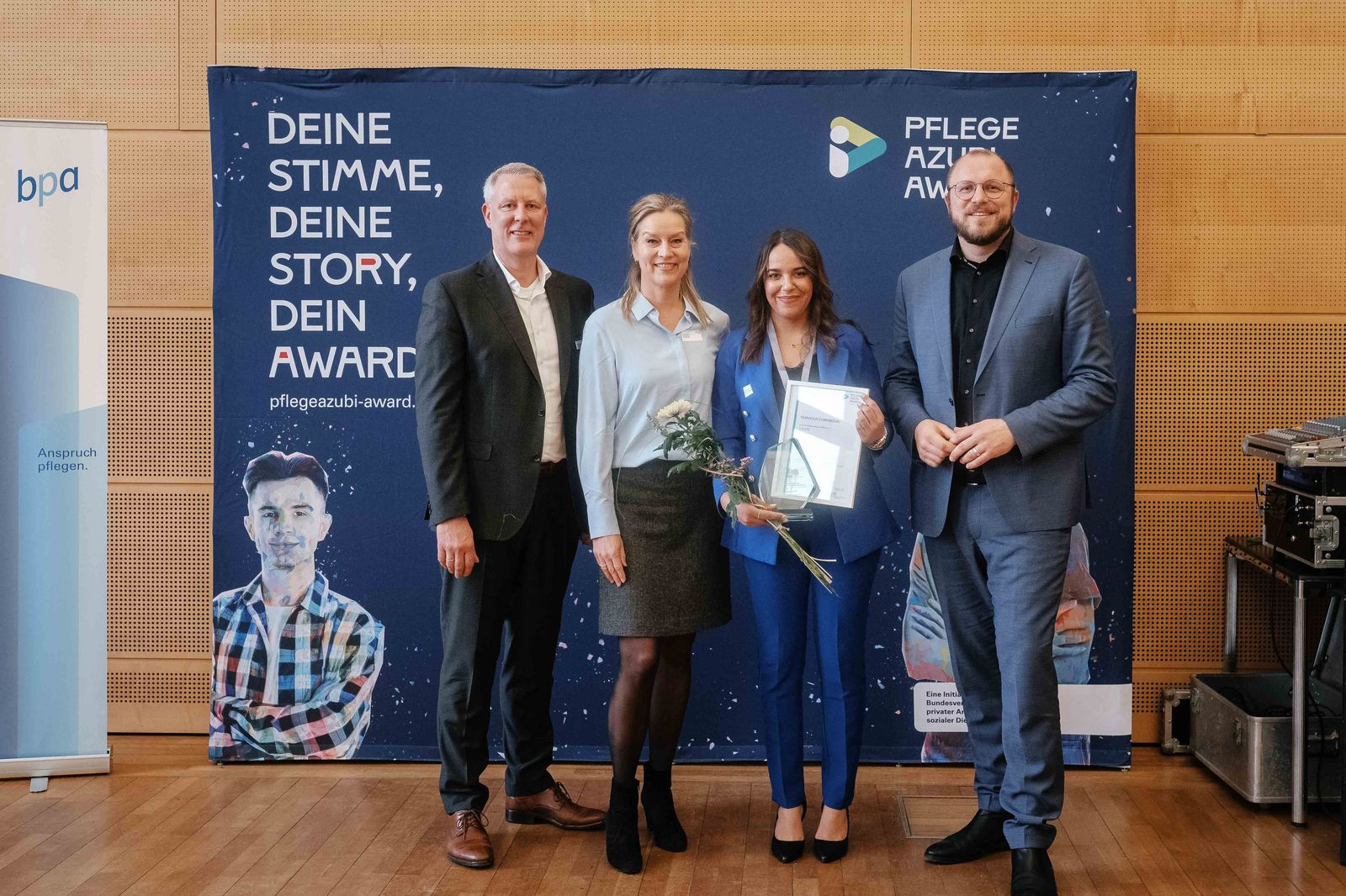 v.r.n.l. bpa-Landesvorsitzender Mathias Steinbuck, Laudatorin Claudia Straub vom Verband der Ersatzkassen e.v. (vdek), Preisträgerin Khaoula Chahboun, Johannes Albig, Staatssekretär im Sozialministerium 