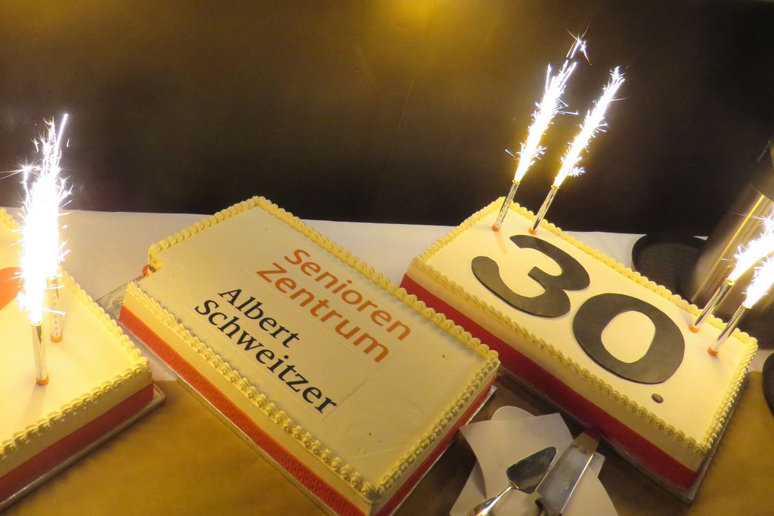 Die Jubiläumstorte zum 30-jährigen Bestehen des Seniorenzentrums Albert Schweitzer in Finsterwalde