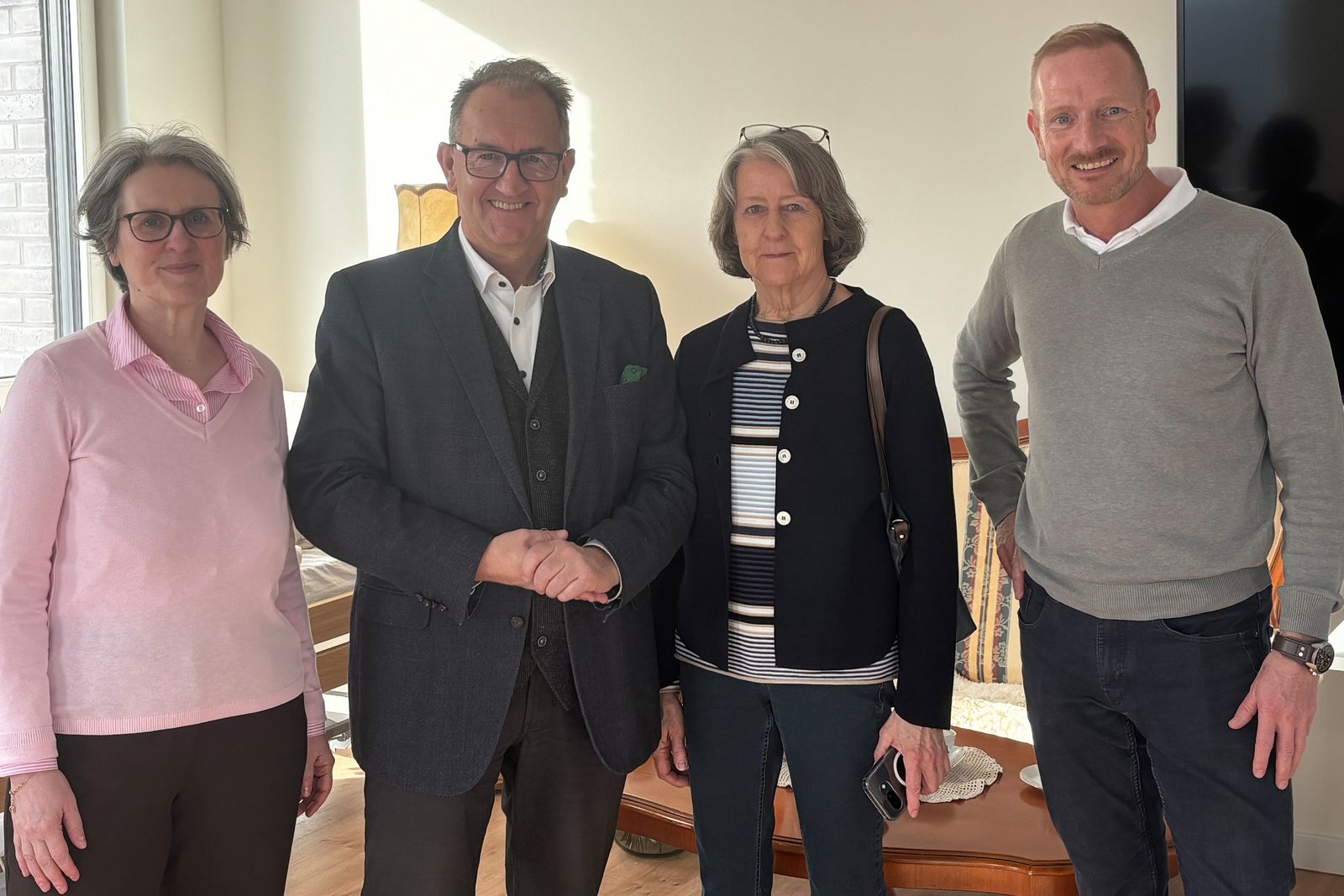 Besuch aus der Politik in der vacances-Tagespflege (von links): Dr. Esther Schröder, wissenschaftliche Mitarbeiterin im CDU-Fraktionsbüro, und Rainer Bensch (CDU), Mitglied der Bremischen Bürgerschaft mit Hannelore Bitter-Wirtz von der bpa-Landesgeschäftsstelle und Jürgen Weemeyer, geschäftsführender Gesellschafter von vacances.
