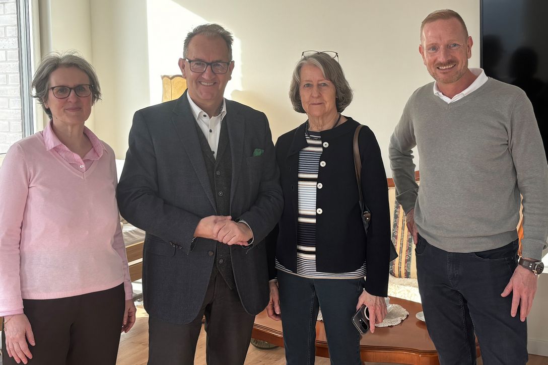 Besuch aus der Politik in der vacances-Tagespflege (von links): Dr. Esther Schröder, wissenschaftliche Mitarbeiterin im CDU-Fraktionsbüro, und Rainer Bensch (CDU), Mitglied der Bremischen Bürgerschaft mit Hannelore Bitter-Wirtz von der bpa-Landesgeschäftsstelle und Jürgen Weemeyer, geschäftsführender Gesellschafter von vacances.