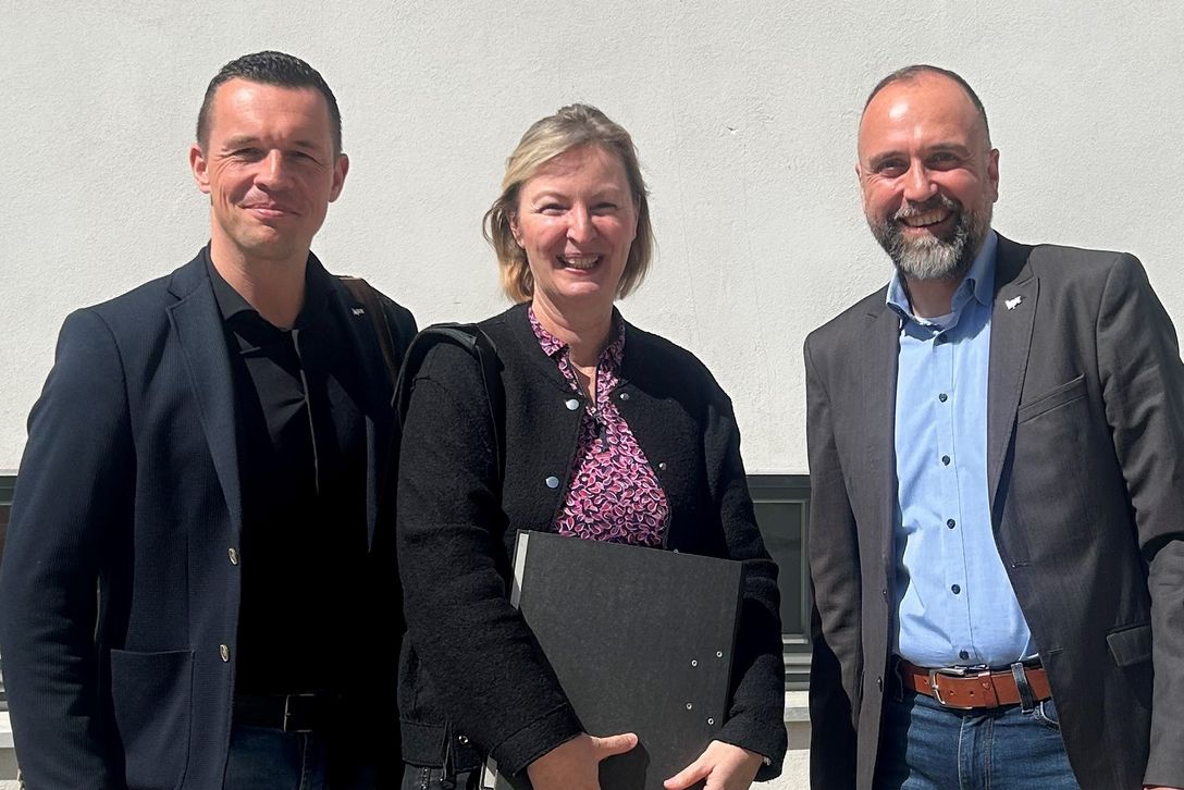Vor dem Sächsischen Staatsministerium für Soziales, Gesundheit und Gesellschaftlichen Zusammenhalt: Frank Zwinscher (stellv. bpa-Landesvorsitzender), Jacqueline Kallé (Leiterin der bpa-Landesgeschäftsstelle) und Stefan Vogler (bpa-Vorstandsmitglied in Sachsen)