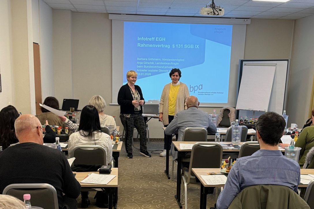 Infoveranstaltung mit (von rechts): Barbara Göhmann, bpa-Vorstandsmitglied in Sachsen-Anhalt, und Anja Girschik, bpa-Landesbeauftragte