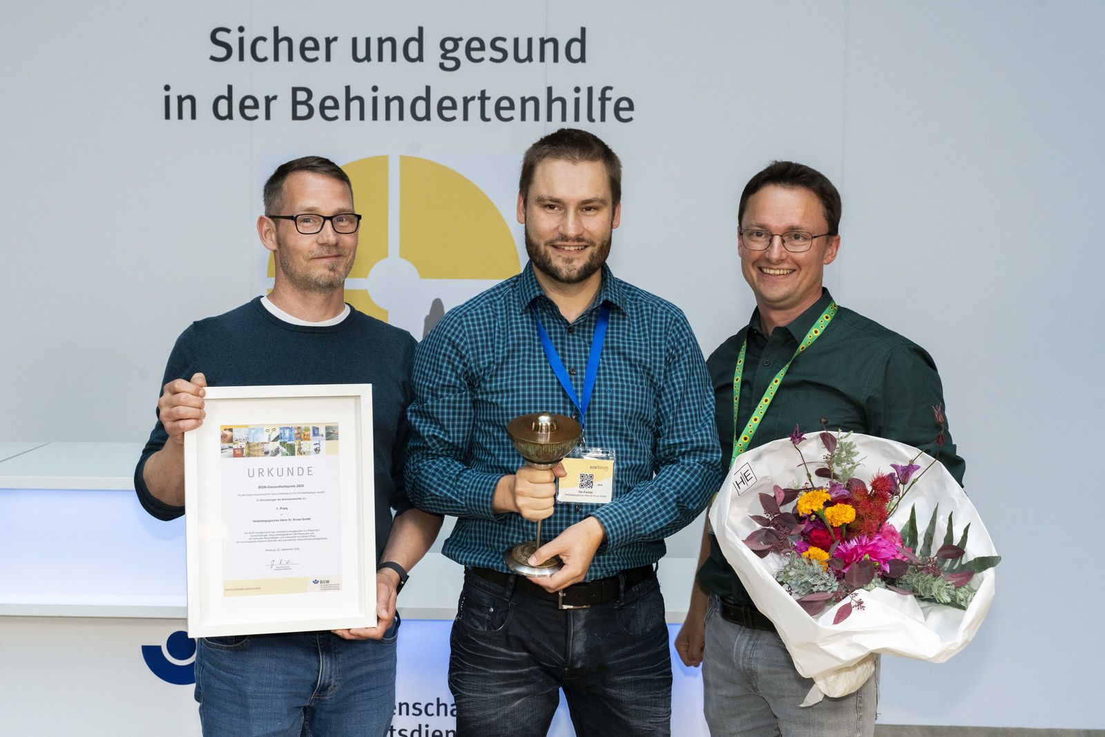 Der 1. Preis geht an die bpa-Mitgliedseinrichtung „Heilpädagogisches Heim Dr. Kruse GmbH“ aus Walsrode (von  links): Moritz Kruse (stellv. Geschäftsführung), Ole Fischer (Leitung BGM) und Bastian Kahn (Geschäftsführung).