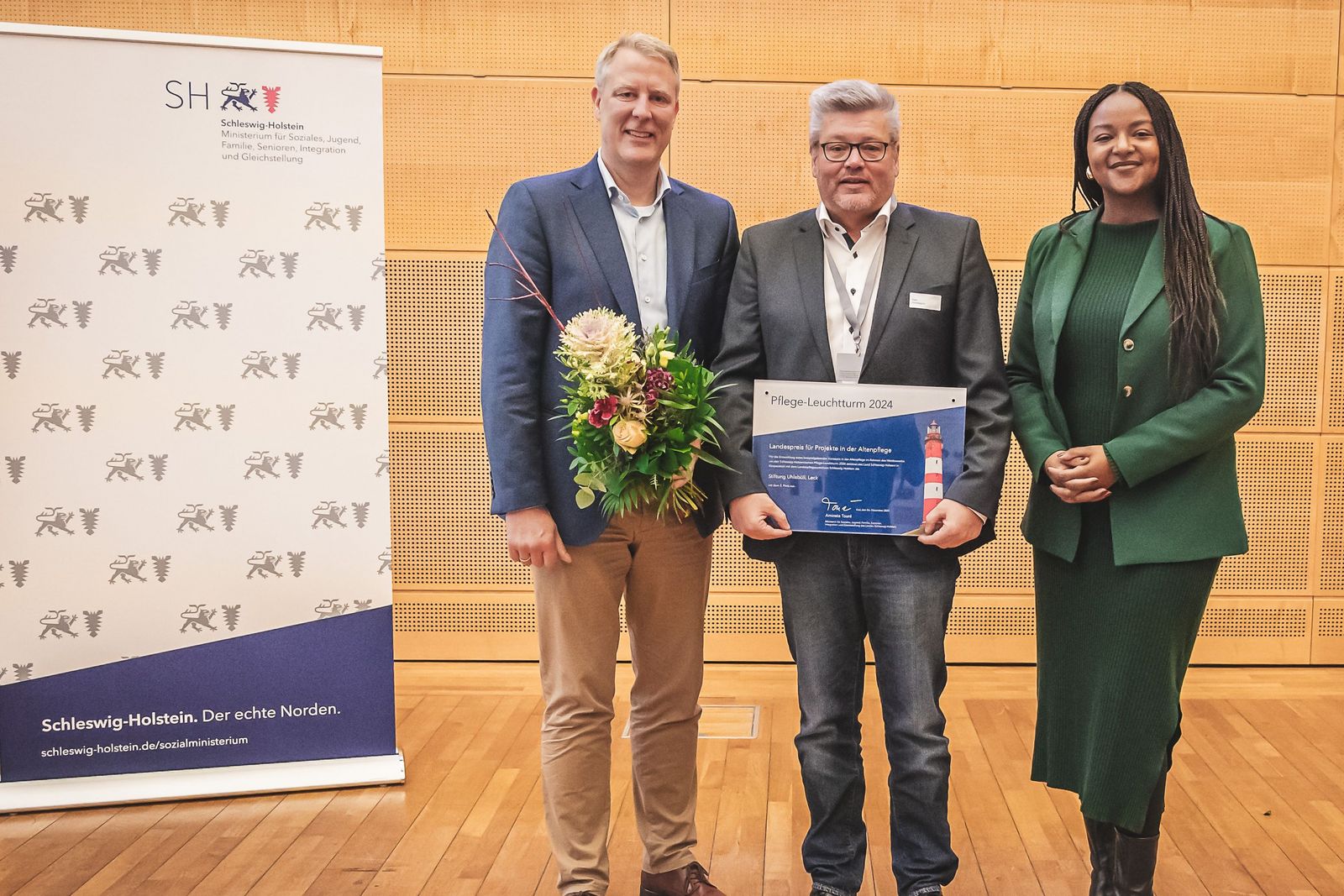 Preisverleihung in Kiel mit Schleswig-Holsteins Sozialministerin Aminata Touré, Vorstand der Stiftung Uhlebüll Knut Henningsen (Mitte) und bpa-Landesvorsitzender Mathias Steinbuck