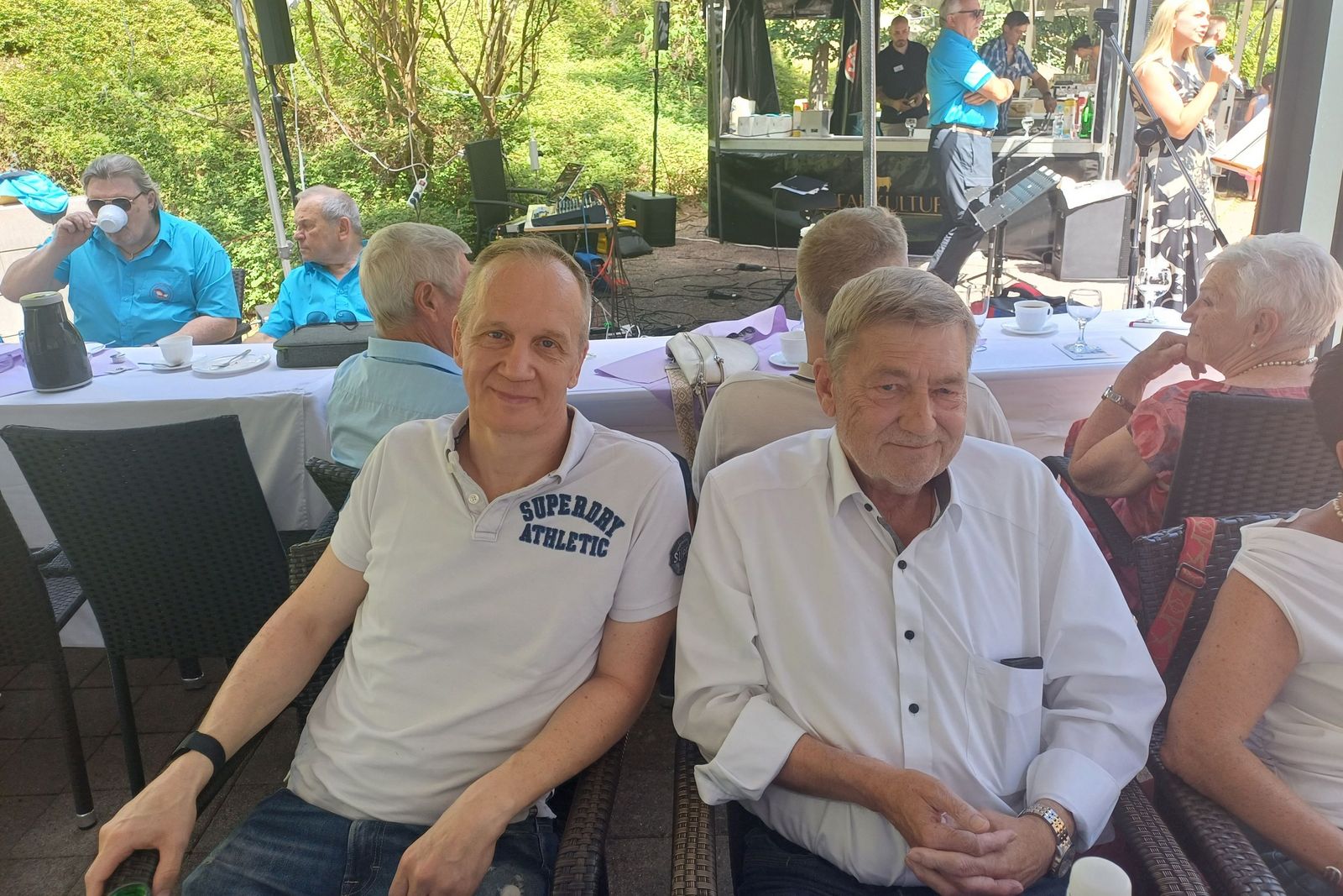 Der bpa-Landesvorsitzende Ralf Mertins mit Vorstandsmitglied Volker Schmidt. Im Hintergrund am Mikrophon: Tochter Jennifer Schmidt, heutige Heimleiterin und Geschäftsführerin des Senioren- und Pflegeheims Elisabeth