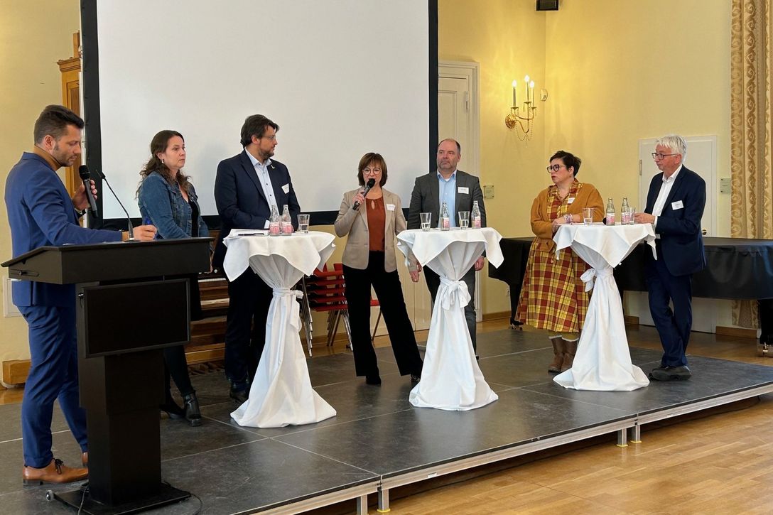 Auf dem Podium (von links): Stefan Berschein, MDR-Journalist/Moderator, Nicole Anger MdL Die Linke, Tobias Krull MdL CDU, Sabine Kösling bpa-Landesvorsitzende, Marcel Kabel, stellv. Landesgeschäftsführer Paritätischer Wohlfahrtsverband, Susan Sziborra-Seidlitz MdL Grüne, Staatssekretär Wolfgang Beck, Landes-Sozialministerium