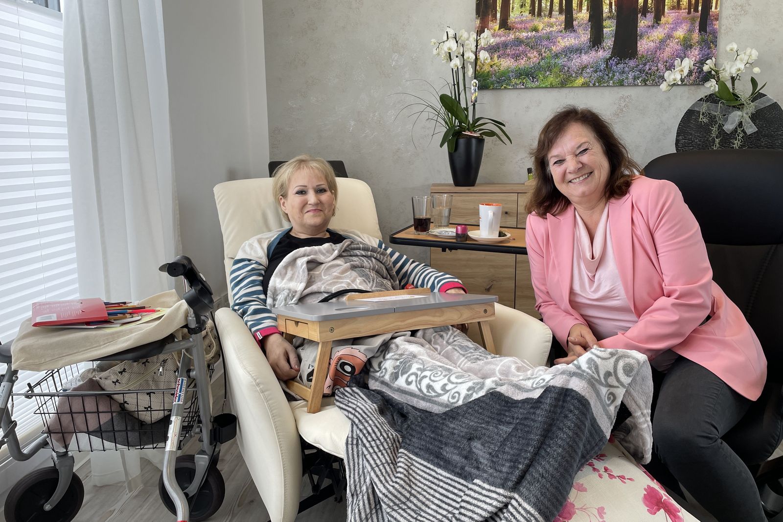 Gast Anna Katharina Stippich (links) und Betreiberin Dr. Ulrike Köhler (rechts)