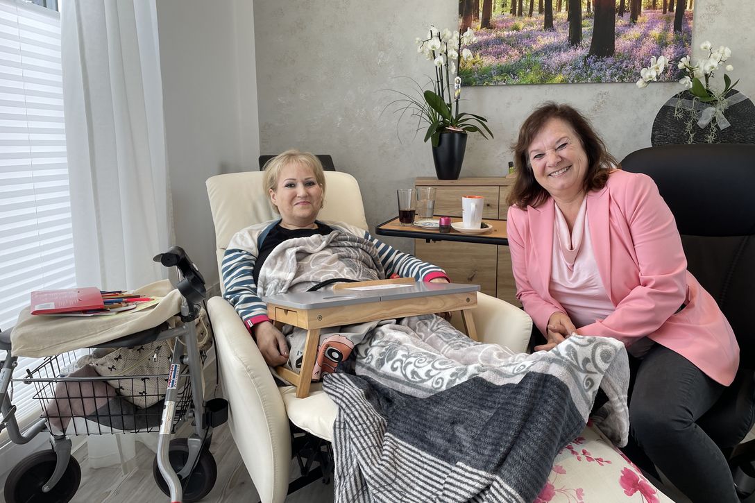 Anna Katharina Stippich (Gast; Im Liegesessel) und Dr. Ulrike Köhler (Betreiberin; im rosa Sakko)