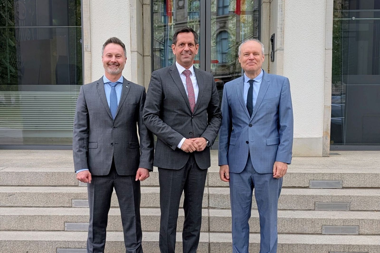 Vor der Niedersächsischen Staatskanzlei: Ministerpräsident Olaf Lies mit den bpa-Landesbeauftragten Björn Aselmeyer und Hinrich Ennen.