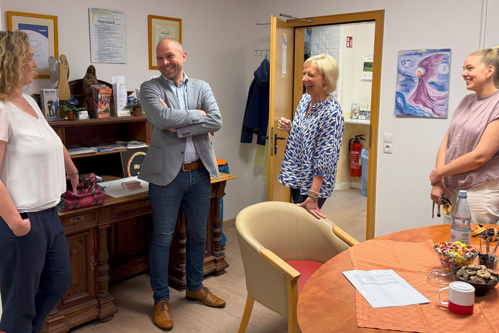 Rundgang durch die Spezialpflegeeinrichtung für Demenz (von links): Sandra Röse (Oytens Bürgermeisterin), Eike Holsten (sozialpolitischer  Sprecher der CDU-Landtagsfraktion), Ricarda Hasch (bpa-Landesvorsitzende und gemeinsam mit ihrer Mutter Gerda Geschäftsführerin von  Haus Hasch) sowie Feline Döhrmann (Qualitätsmanagementbeauftragte und stellvertretende Einrichtungsleitung)