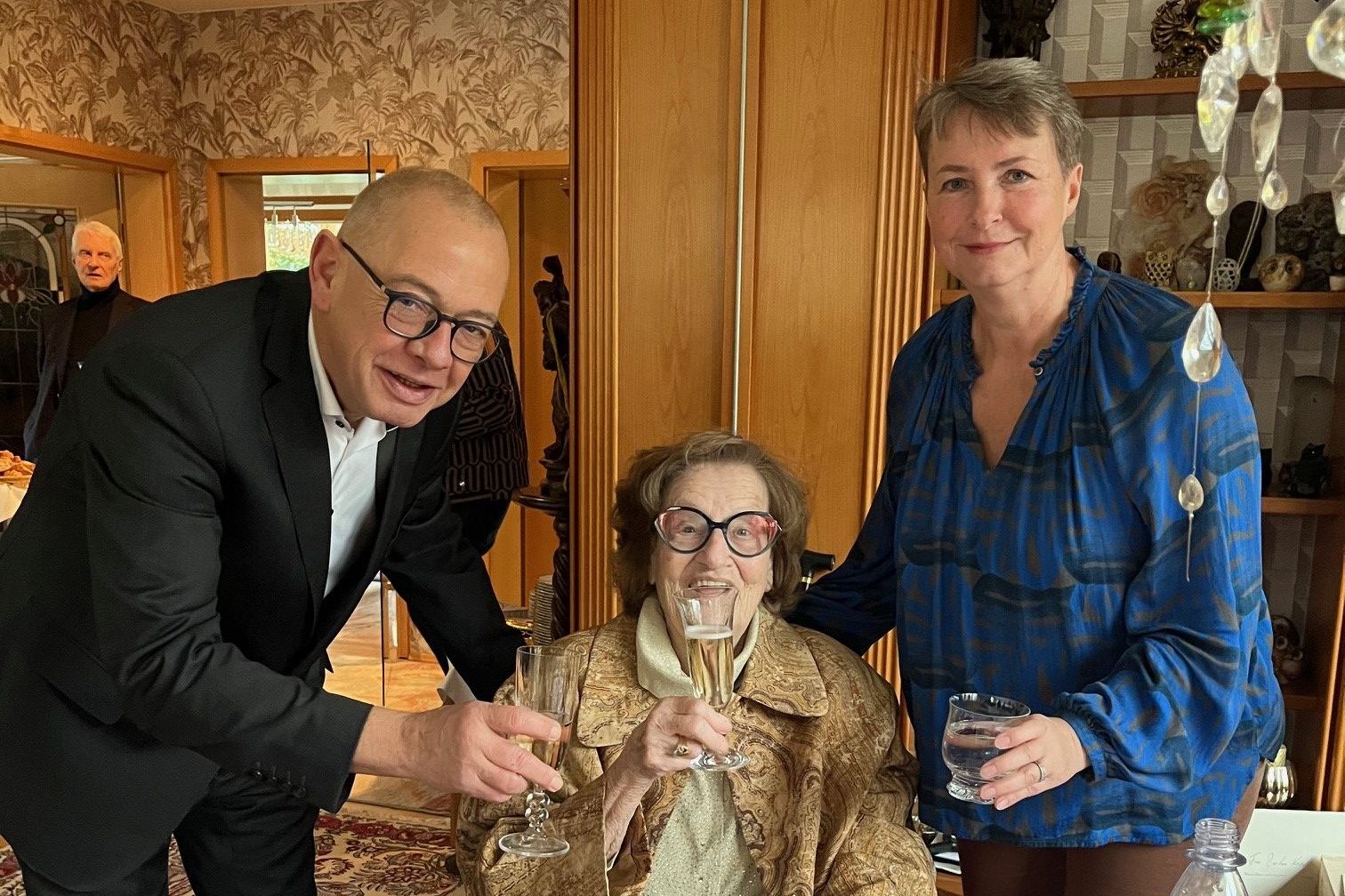 Herzliche Glückwünsche zum 90. Geburtstag von Barbara Kaiser überbrachten Oliver Stemmann und Sabine Zeinert