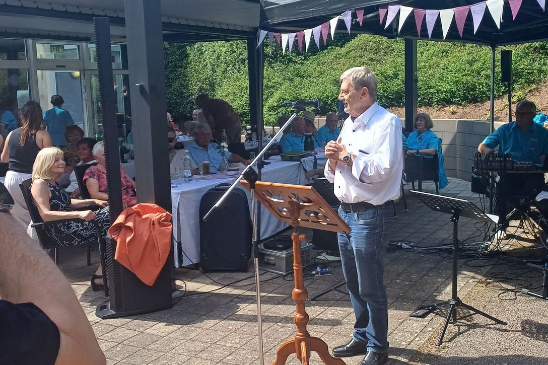 Jubiläumsfeier im Senioren- und Pflegeheim Elisabeth in Dudweiler: Volker Schmidt  blickt in seiner Ansprache auf 40 Jahre als Heimleiter zurück. Als Vorstandsvorsitzender von 2019 bis 2023 hat Schmidt die Arbeit des Verbandes im Saarland maßgeblich geprägt.