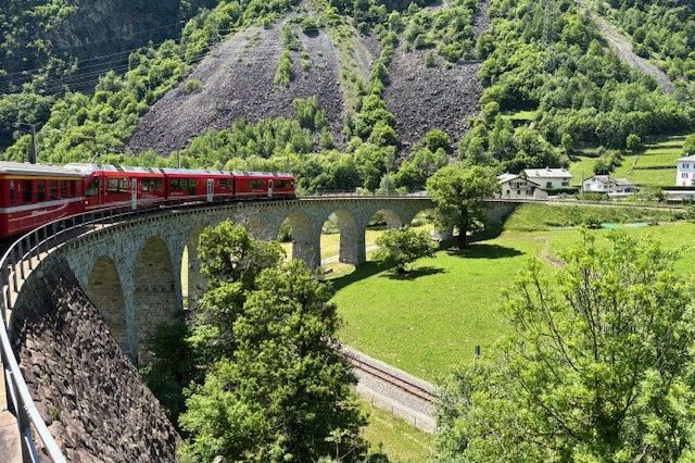 Bernina Express überquert Viadukt
