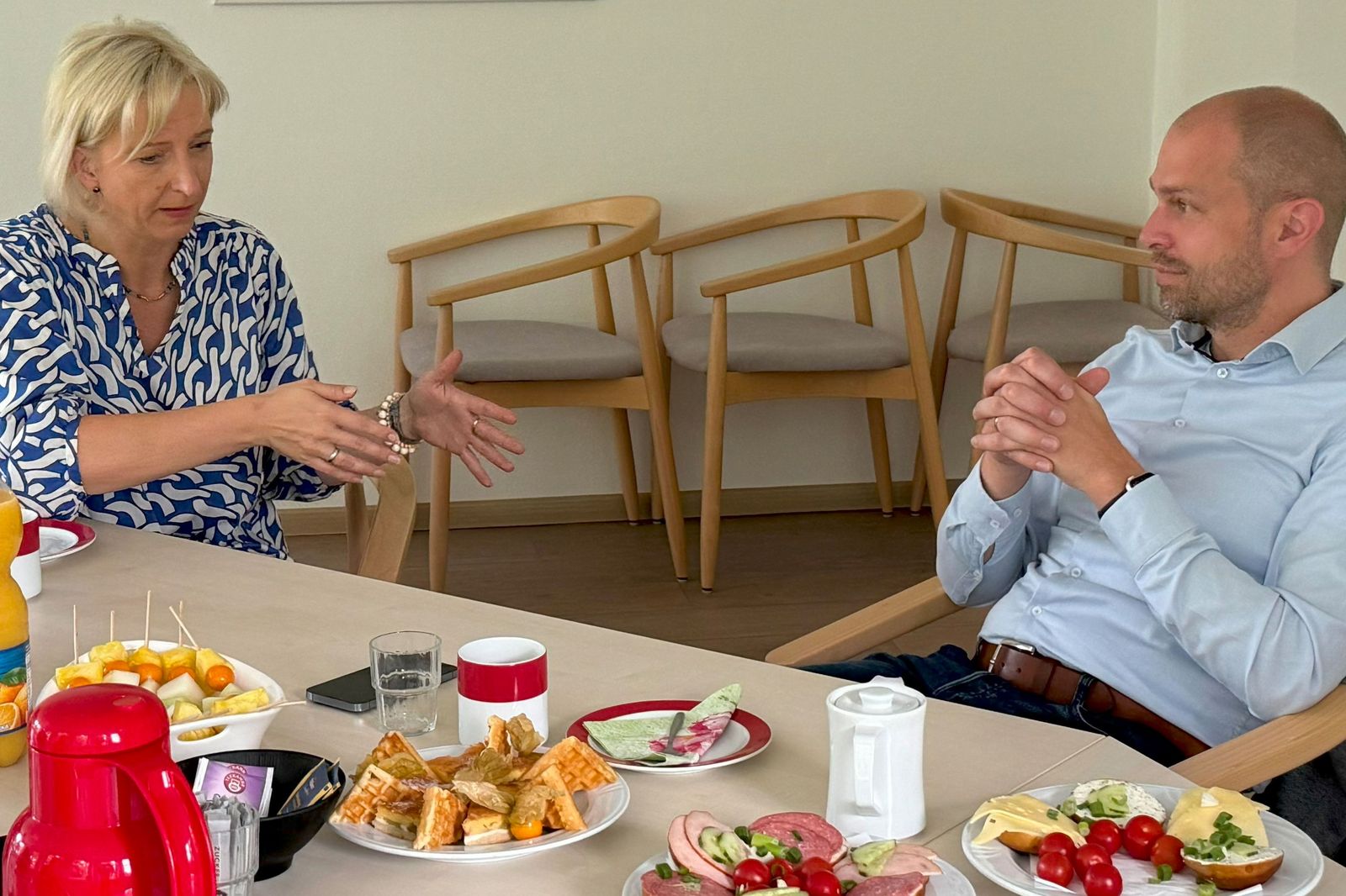 Ricarda Hasch (bpa-Landesvorsitzende in Niedersachsen) im Gespräch mit Eike Holsten (sozialpolitischer Sprecher der CDU-Landtagsfraktion