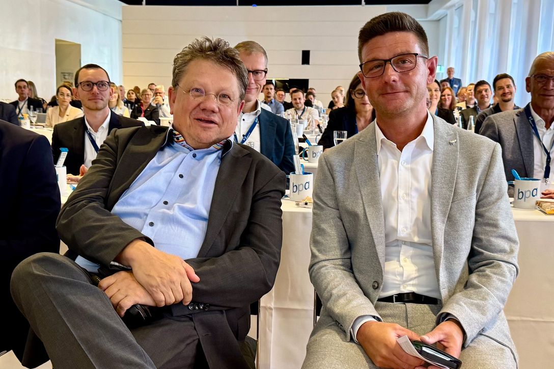 Niedersachsens Gesundheitsminister Dr. Andreas Philippi und bpa-Hauptgeschäftsführer Norbert  Grote bei der Mitgliederversammlung in Hannover.