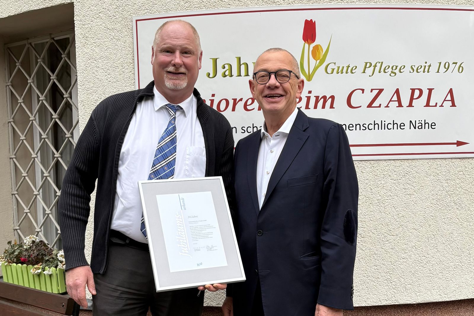 Urkunde für 30-jährige Treue zum bpa (von links): Florian Goldmann, Geschäftsführer Seniorenheim Horst Czapla GmbH, und Oliver Stemmann, bpa-Landesvorsitzender in Berlin