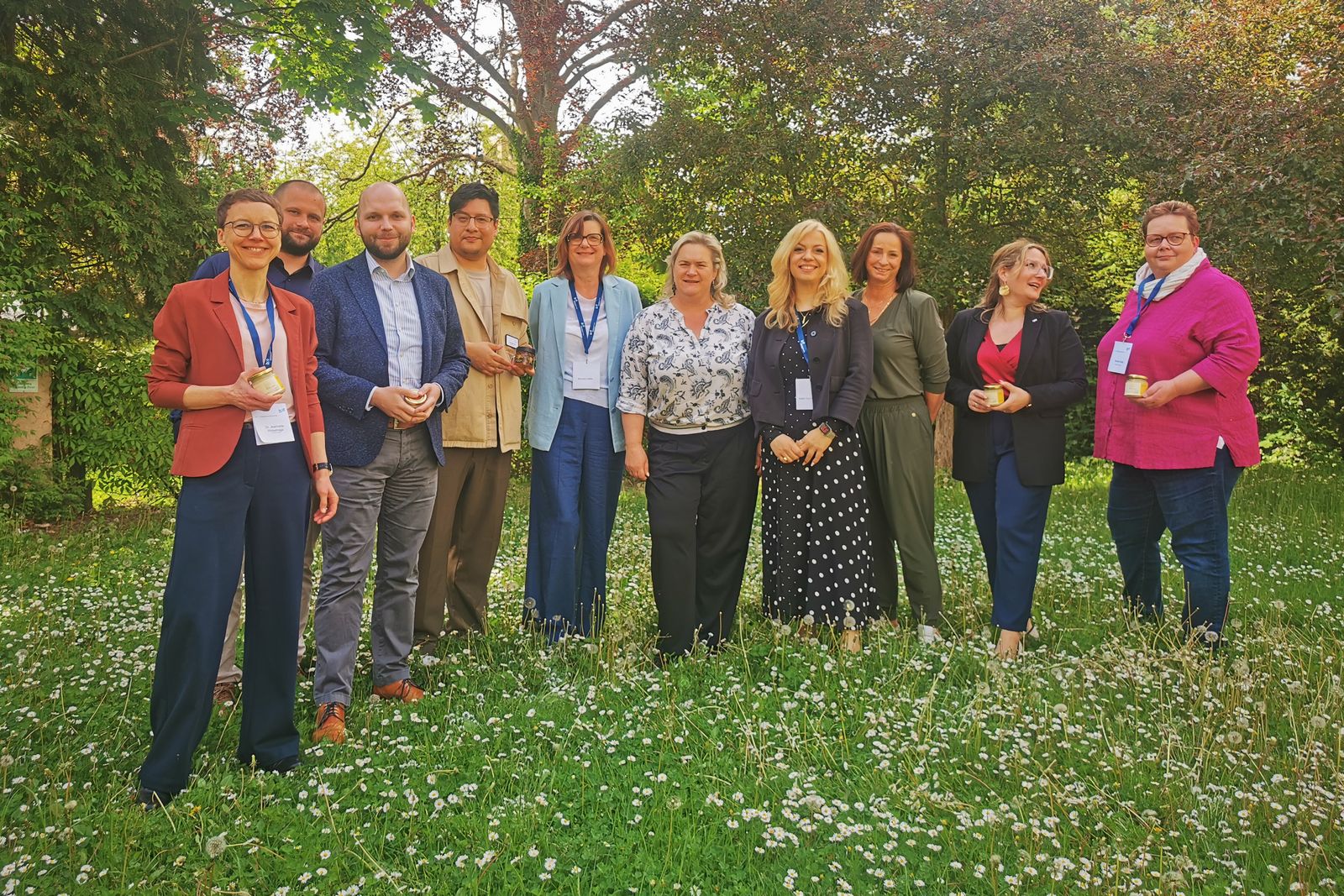 Tauschten Erfahrungen mit digitalen Anwendungen aus (von rechts): Doreen Goltz (PDL pflegeteam havelland gmbh), Sandra Stange (bpa-Referentin Digitalisierung), Sabine Zörner (Geschäftsführerin adviCura GmbH), Katrin Eschenweck (Personalleiterin Ausbildung Victors Group, Pro Seniore Unternehmensgruppe), Becky Leutholf (Einrichtungsleitung Vitanas Senioren Centrum Am Volkspark), Simone Leske (Vorsitzende bpa-Landesgruppe Brandenburg), Chris Wharton (Voizetrainer Vitanas), Pascal Tschörtner (bpa-Geschäftsführer und Geschäftsbereichsleiter stationäre Versorgung), Cedric Macia (Geschäftsführer Medizin-mobil-Nord) und Dr. Jeannette Winkelhage (Leitung Kompetenzzentrum Digitalisierung und Pflege)