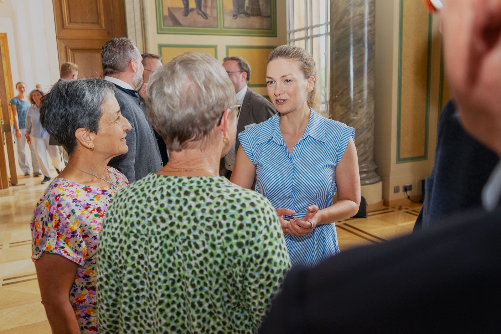 Staatsministerin Judith Gerlach im Gespräch mit Koordinatorinnen