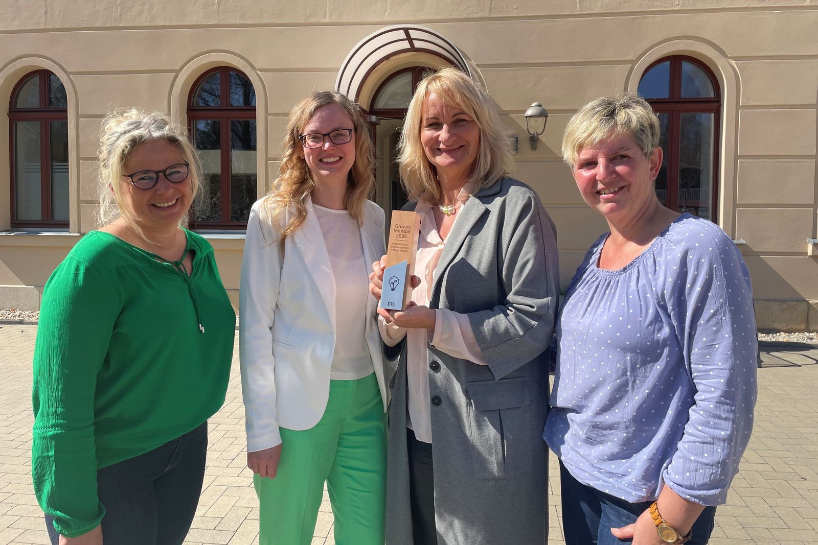 Das Team von Pflegeunternehmerin Birgit Kröber präsentiert stolz die weitere Auszeichnung „Grünes Mandat“ (von links): Annett Dunger, Julia Sorokin, Birgit Kröber und Claudia Hesse