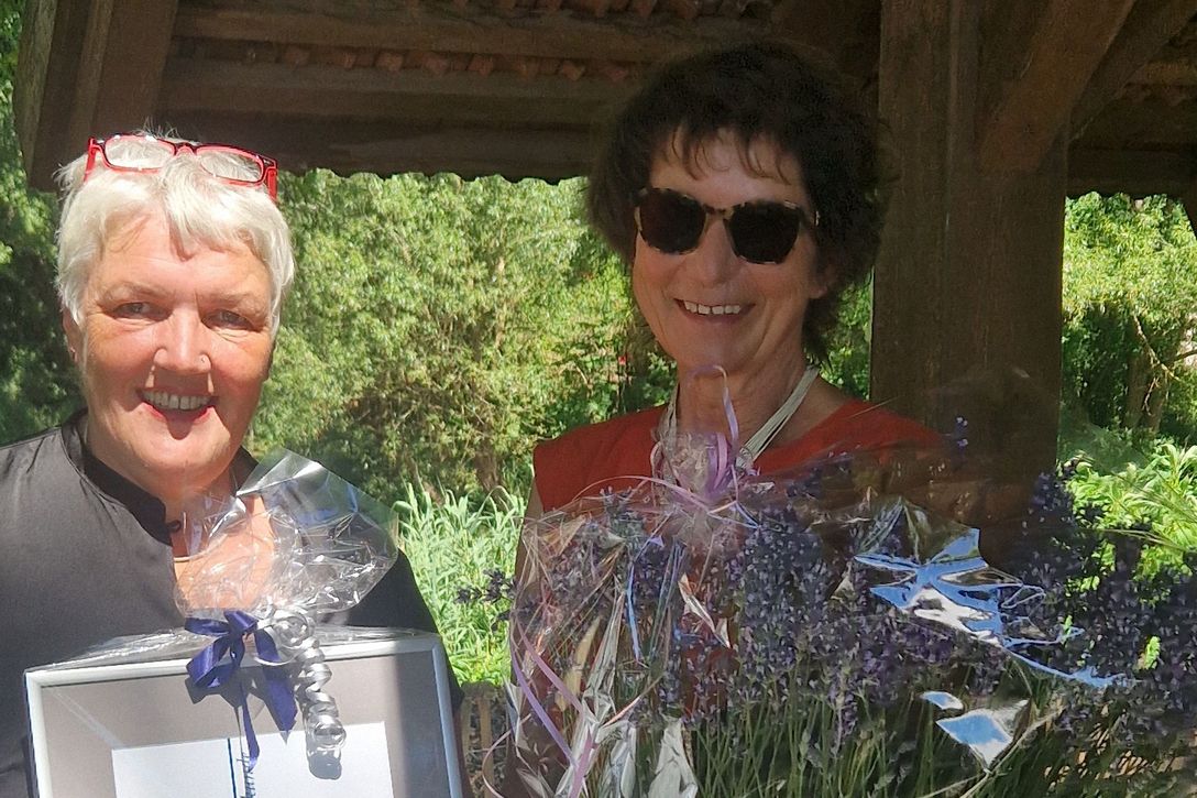 Geschäftsführerin Simone Henning mit Jubiläumsurkunde und bpa-Vorstandsmitglied Petra Boden