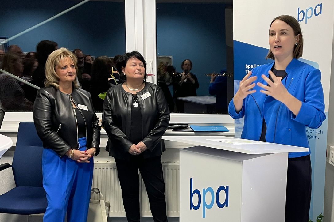 Grußwort von Katharina Schenk, Ministerin im Thüringer Ministerium für Soziales, Gesundheit, Arbeit und Familie, beim Neujahrsempfang des bpa in Erfurt. Links: Astrid Regel stellvertretende bpa-Landesvorsitzende, und Margit Benkenstein, bpa-Landesvorsitzende und Vizepräsidentin des bpa