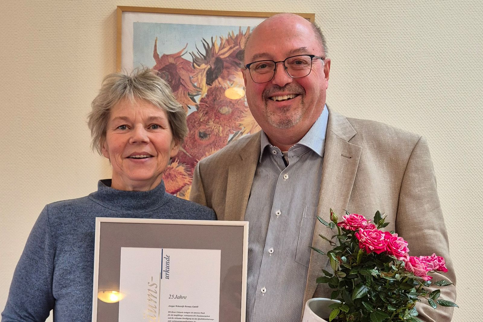 Jubiläumsurkunde für 25 Jahre bpa-Mitgliedschaft: Nicole Heinrich (Einrichtungsleitung Ansgar Wohnstuft Bernau) und Uwe Mahrla (bpa-Landesreferent)