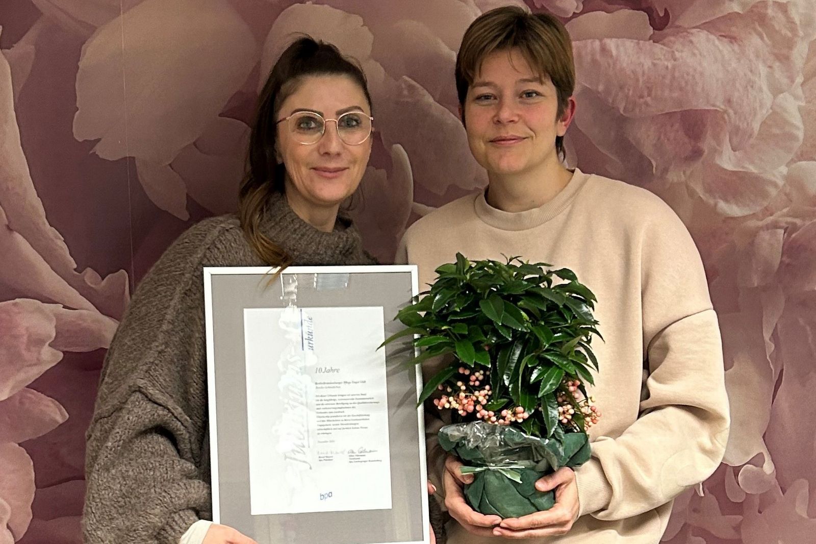 Antje Bergemann, stellv. PDL, und Jessika Schmidtchen, Geschäftsführerin der Berlin Brandenburger Pflege Engel