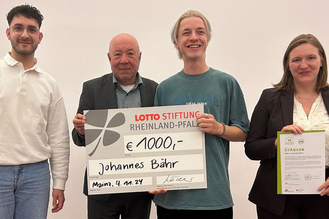 Von links: Ferhat Caner (Jurymitglied und bpa-Werkstudent), Magnus Scheider (Vorstandsvorsitzender der Lotto Rheinland-Pfalz-Stiftung), Preisträger Johannes Bähr und die rheinland-pfälzische Familienministerin Katharina Binz