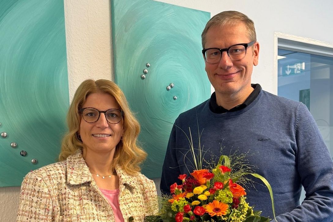 Glückwünsche für 25 Jahre Treue zum bpa – Diana Neumann (Geschäftsführung) mit Nils Schwichtenberg-Zech (bpa-Landesbeauftragter)