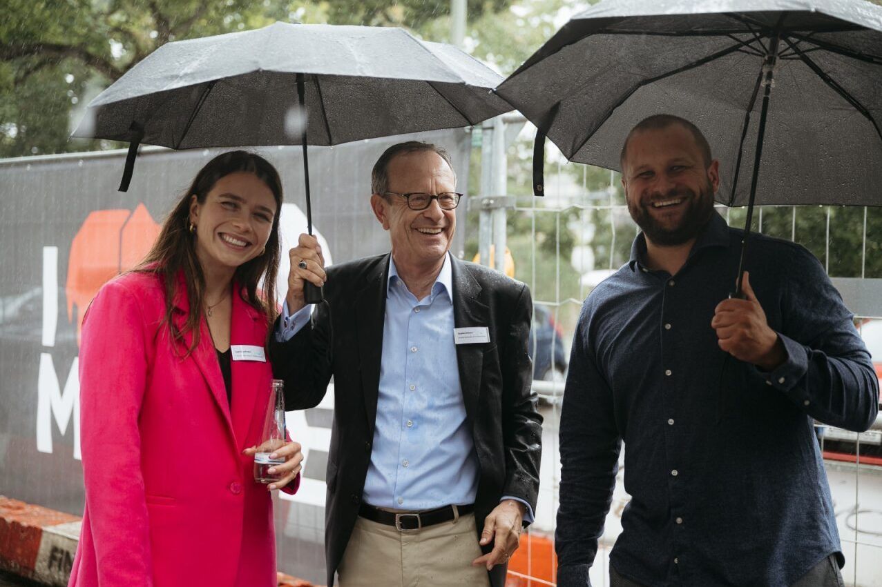 Von links: Isabell Hartmann (Projektleiterin), Stephan Hüssen (Geschäftsführer Projekt Halemweg 17-19 Berlin GmbH) und Cedric Macia (Vorstandsmitglied bpa-Landesgruppe Berlin)