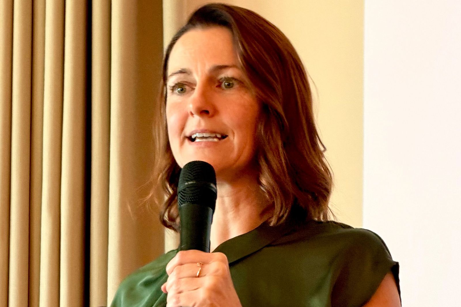 Susann Schneider referierte über finanzielle Notlagen in der Pflege.