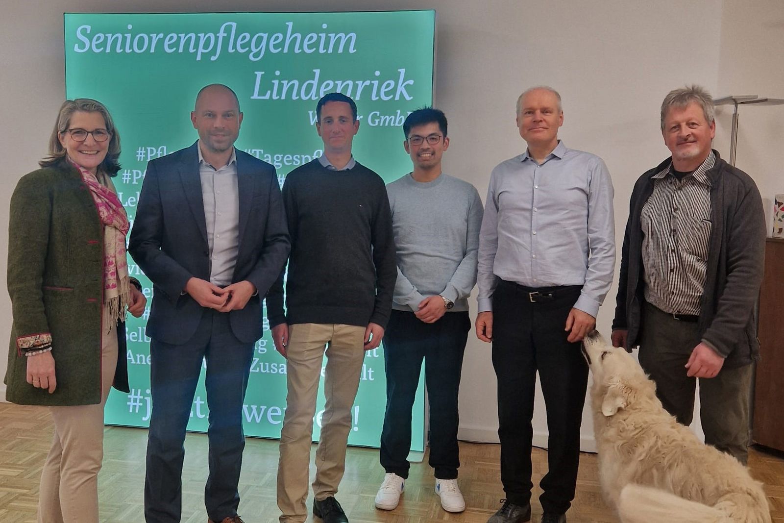 Rundgang durch das Seniorenpflegeheim mit (von links): Ortrud Wendt (Bürgermeisterin Stadt Burgwedel), Eike Holsten (sozialpolitischer Sprecher der CDU-Landtagsfraktion), Lars Wöhler (Geschäftsführer Lindenriek und bpa-Landesvorstand), Minh Thao Ha Phuoc (Wirtschaftsförderer Stadt Burgwedel), Hinrich Ennen (bpa-Landesbeauftragter) und Volker Wöhler (Geschäftsführer Lindenriek)