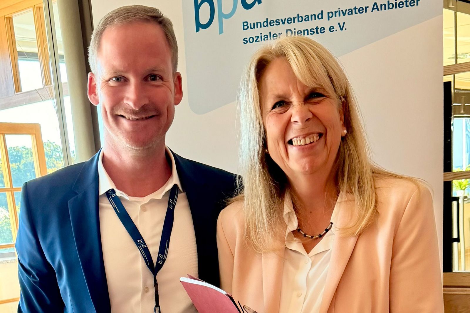 Michael Beermann bedankt sich bei Frauke Hilgemann